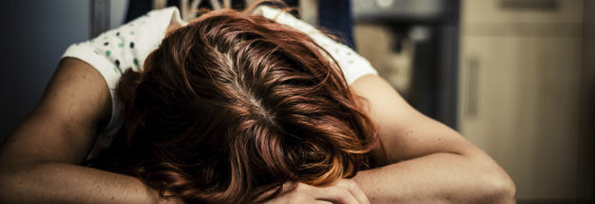 Dentista segrega e tortura la domestica di 14 anni: un vicino sente le grida e denuncia Dentista segrega e tortura la domestica di 14 anni: un vicino sente le grida e denuncia