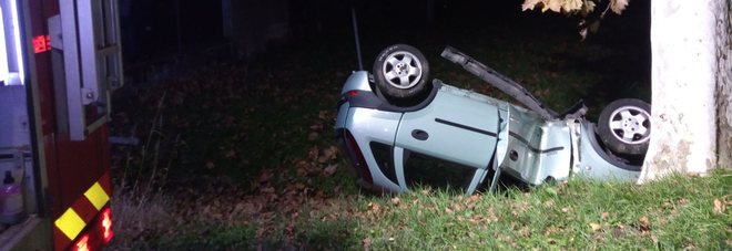 Auto cappottata e accartocciata su un albero: feriti due ragazzi Auto cappottata e accartocciata su un albero: feriti due ragazzi
