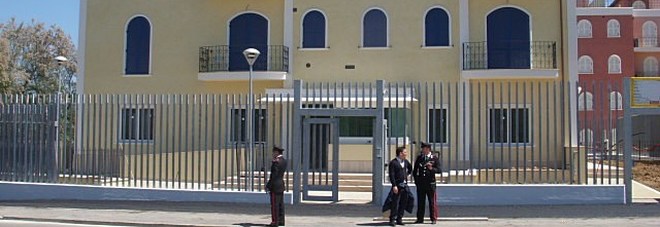 Vaga solo e affamato
nel gelo, soccorso
un ragazzino senza nome