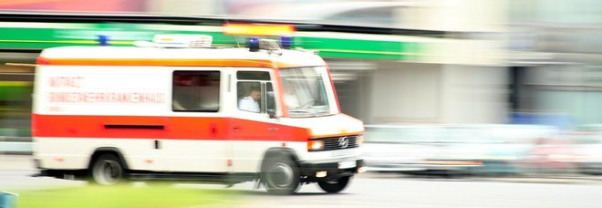 Donna colta da infarto sviene e schiaccia il figlio di quattro mesi, morti entrambi
