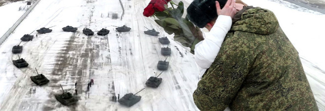 Militare russo compone un cuore con 16 carri armati e chiedere la mano della sua fidanzata - video Militare russo compone un cuore con 16 carri armati e chiedere la mano della sua fidanzata - video