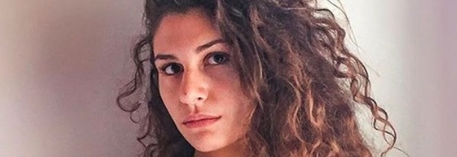 Deborah uccide papà violento: «Tutti sapevano, nessuno è mai intervenuto». Non coltellate ma un pugno all'orecchio
