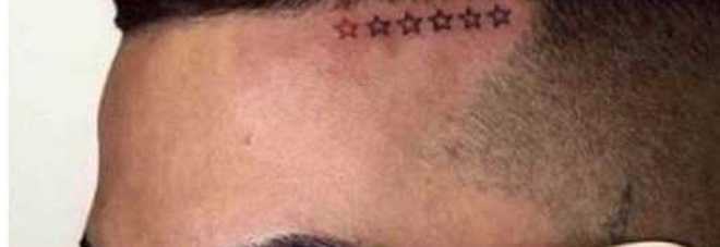 Sfera Ebbasta si tatua
sei stelle sulla fronte
per ricordare le vittime