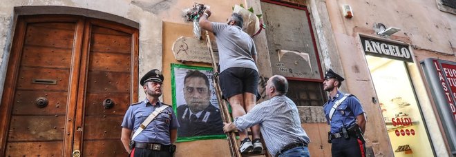 Carabiniere ucciso, l'autopsia: Cerciello colpito a entrambi i fianchi. Pm sequestrano tabulati di militari e indagati