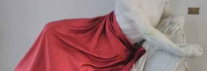 Statua coperta per un convegno islamico. Salvini twitta: «Solo a me sembra una follia?» Statua coperta per un convegno islamico. Salvini twitta: «Solo a me sembra una follia?»