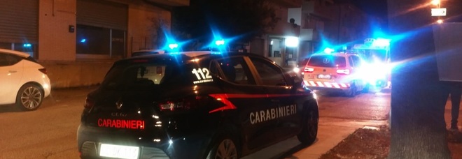 Il padre muore d'infarto
lui minaccia
soccorritori e carabinieri
