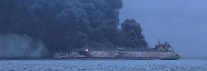 Cina, affonda la petroliera iraniana con 136mila tonnellate di greggio: allarme ambientale Cina, affonda la petroliera iraniana con 136mila tonnellate di greggio: allarme ambientale