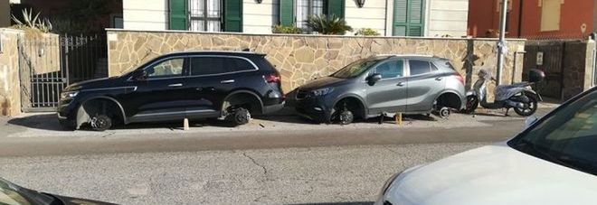 Due auto senza ruote in sosta in una strada di Bagnoli Due auto senza ruote in sosta in una strada di Bagnoli