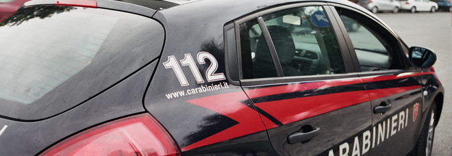 Ruba un portafoglio ma finisce su cofano di una pattuglia dei carabinieri: arrestato Ruba un portafoglio ma finisce su cofano di una pattuglia dei carabinieri: arrestato