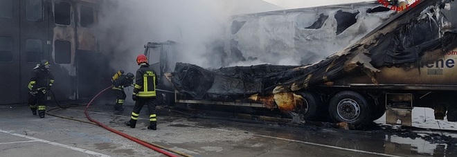 Camion in fiamme, una squadra di 12 pompieri evita esplosioni