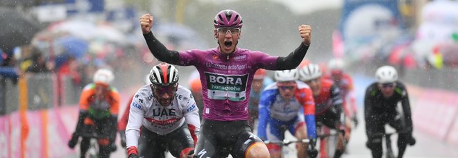 Giro d'Italia, Bis per Ackermann. Il tedesco a Terracina supera Gaviria e Demare. Roglic resta in rosa