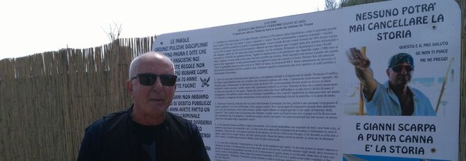 Nella spiaggia di Scarpa via le foto del duce ma c'è il saluto romano /Ft Gianni è ancora il gestore