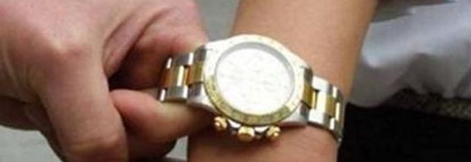 Rapina in centro: le rubano il Rolex, la mordono e scappano in Panda Rapina in centro: le rubano il Rolex, la mordono e scappano in Panda