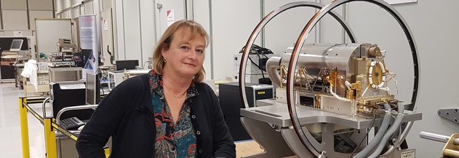 La fisica Marina Gioia nel laboratorio con l'orologio atomico all'idrogeno