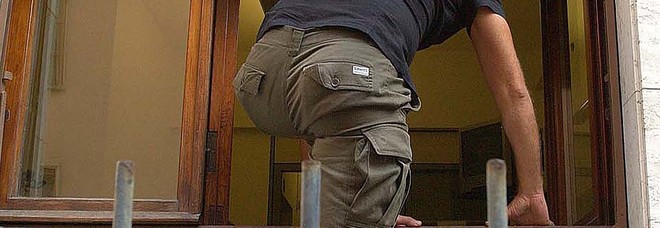 Coppia guarda la tv: i ladri ​
entrano e portano via
un cassetto del comò