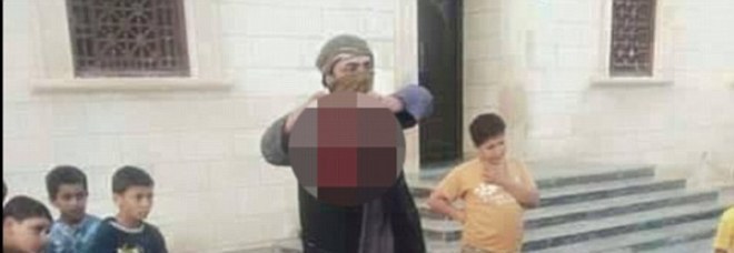 Isis, soldato decapitato davanti a una folla di bambini per «fini educativi»