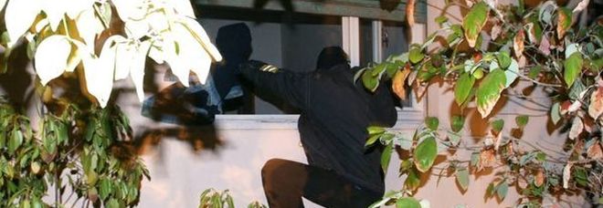 In paese c'è la festa:
i ladri in casa
tagliano la cassaforte