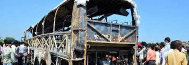 Tragico schianto, autobus contro tir: almeno 19 morti e 20 feriti