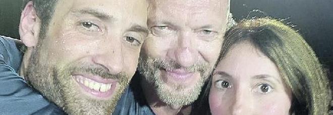 «Biagio, sposaci». E il cantante fa un regalo a sopresa ai due fidanzati «Biagio, sposaci». E il cantante fa un regalo a sopresa ai due fidanzati