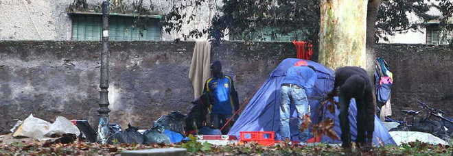 Favela a Colle Oppio, tornano i senza tetto davanti al Colosseo