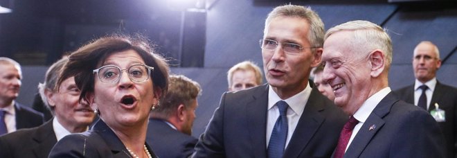 Migranti, Trenta chiama la Nato. E per chi ruba espulsione subito Migranti, Trenta chiama la Nato. E per chi ruba espulsione subito