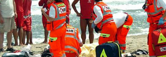 Ingoia un acino d'uva in spiaggia muore una bambina di due anni