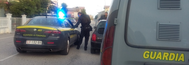 Traffici illeciti e trasferimenti
di denaro: controlli serrati
della Finanza lungo la costa