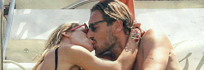 Ilary Blasi e Francesco Totti
senza i figli, vacanze "bollenti"
in barca con amici a Sabaudia