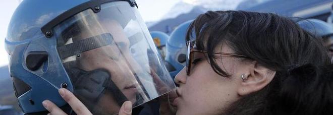 La No Tav Nina De Chiffre bacia un poliziotto
