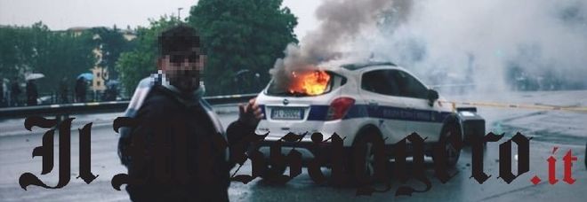 Lazio-Atalanta, scontri tra ultrà e polizia all'Olimpico: auto dei vigili a fuoco