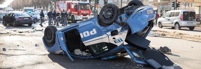 Torino, incidente tra l’auto dei giocatori della Juve primavera e una volante della polizia. Due agenti feriti
