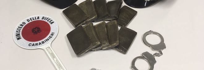 Pusher tradita dalla guida
incerta: a casa nascondeva
un chilo di hashish e coca