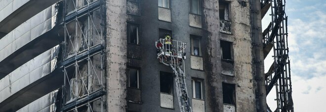 Incendio grattacielo Milano, sequestrati documenti sui pannelli: indagini per disastro colposo