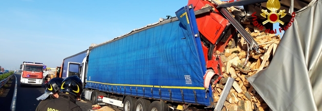 Schianto fra più tir in A4: code. Autostrada chiusa verso Venezia