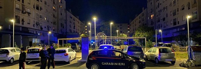 Controlli dei carabinieri a Tor Bella Monaca Controlli dei carabinieri a Tor Bella Monaca