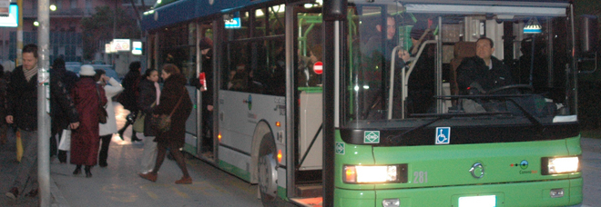 Spray urticante spruzzato sul bus: cinque all'ospedale, caccia a una coppia