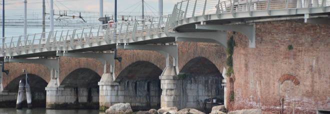 Le Ferrovie pagano la pulizia degli archi del Ponte della Libertà Le Ferrovie pagano la pulizia degli archi del Ponte della Libertà