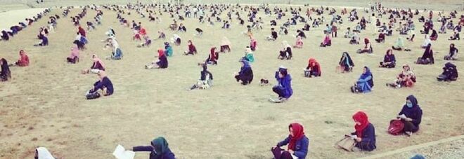 Le giovani afghane sostengono il test per l università in spiaggia: l'immagine diventa simbolo di riscatto