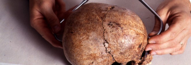 I primi abitanti della Gran Bretagna avevano la pelle nera: la scoperta grazie al Dna di uno scheletro I primi abitanti della Gran Bretagna avevano la pelle nera: la scoperta grazie al Dna di uno scheletro