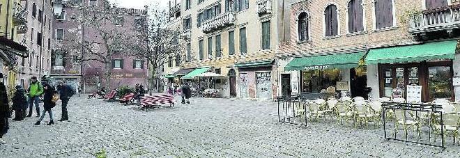 Baby bulli, rissa in campo: il branco ​di trenta minori contro tre ragazzi Baby bulli, rissa in campo: il branco ​di trenta minori contro tre ragazzi