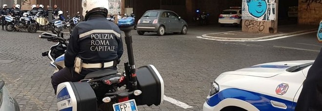 Termini, rubano lo zaino al fast food, ma i vigili li bloccano Termini, rubano lo zaino al fast food, ma i vigili li bloccano