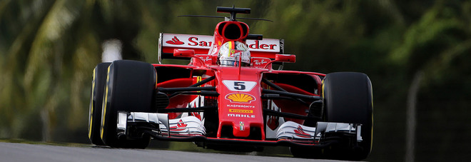 Sebastian Vettel con la sua Ferrari sulla pista di Sepang