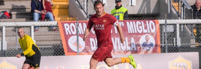 Francesco Totti in campo con Candela e Delvecchio: sfida i piloti della Formula E (Foto As Roma/Twitter)