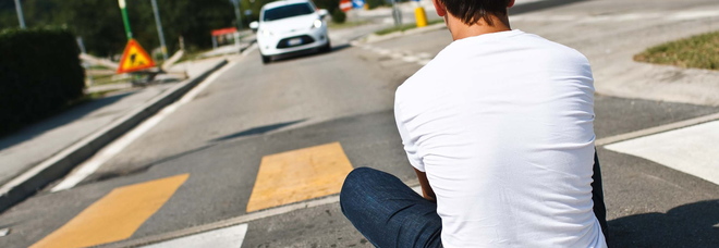 Folle gioco dei ragazzi: aspettano le auto e si lanciano sulle strisce Folle gioco dei ragazzi: aspettano le auto e si lanciano sulle strisce