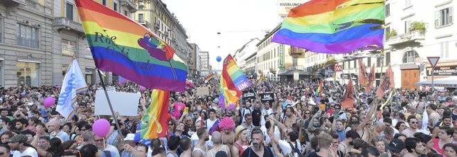 Milano, sfila il Pride. "Siamo in duecentomila"