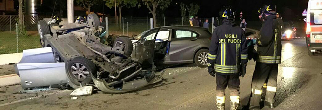 Pauroso incidente, auto si capotta su un'altra e scoppiano gli airbag