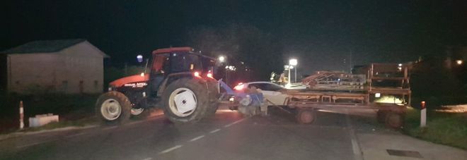 Bloccano la strada
coi trattori e distruggono
il distributore con la ruspa