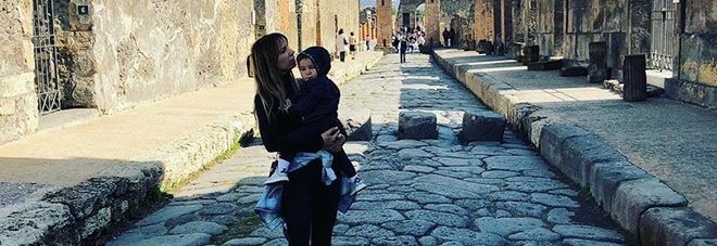 Napoli, il terzino Milic fa il turista: scatto con la famiglia negli scavi di Pompei