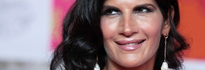 Non è la D'Urso, Pamela Prati abbandona lo studio: «Barbara sono qui per salutarti ma non voglio più parlare», poi ci ripensa Non è la D'Urso, Pamela Prati abbandona lo studio: «Barbara sono qui per salutarti ma non voglio più parlare», poi ci ripensa