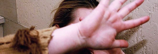 Violenta la figlia quattordicenne, lei racconta tutto alla nonna: arrestato il padre orco Violenta la figlia quattordicenne, lei racconta tutto alla nonna: arrestato il padre orco